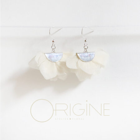Boucles d'oreilles lune • Hortensia blanc
