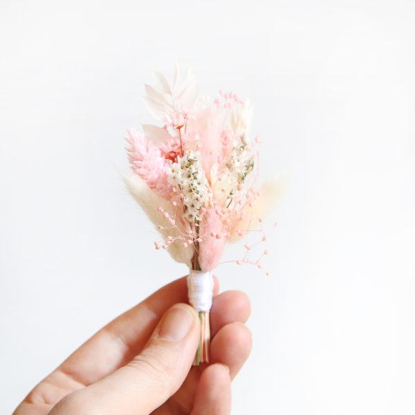 boutonniere-fleurs-sechees-rose-poudre-origine-atelier-floral