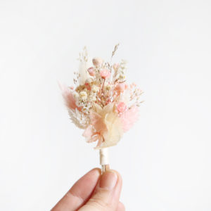 boutonnière-de-mariée-origine-atelier-floral-mariage-rose-poudré