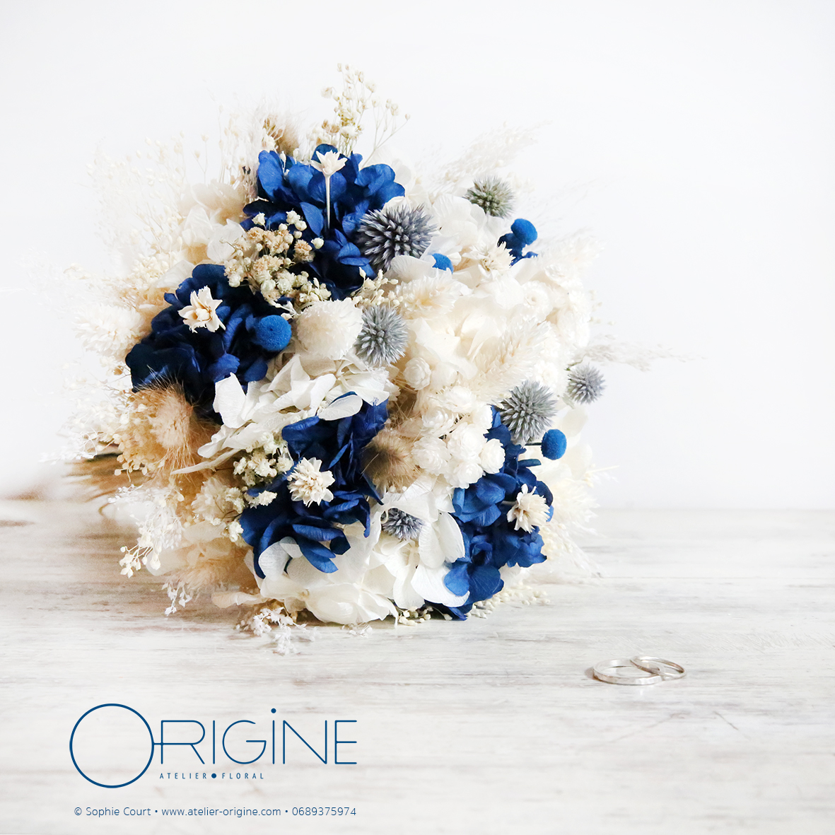 Bouquet rond de mariée. Fleurs séchées. Hortensia stabilisé. Bleu marine et  blanc