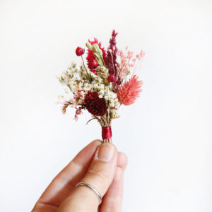 boutonnière-de-fleurs-séchées-mariage-b ordeaux-et-rose-origine-atelier-floral
