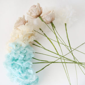 fleurs-stabilisées-bouquet-de-mariée-mariage-bleu-turquoise-ivoir-beige-blanc-collection-Lise-Origine-atelier-floral