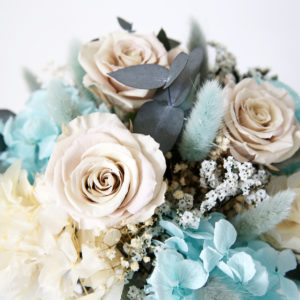 fleurs-stabilisées-bouquet-de-mariée-mariage-bleu-turquoise-ivoir-beige-blanc-collection-Lise-Origine-atelier-floral3