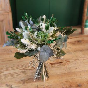 bouquet-de-mariée-fleurs-séchées-stabilisées-mariage-vert-eucalyptus-feuillage-origine-atelier-floral