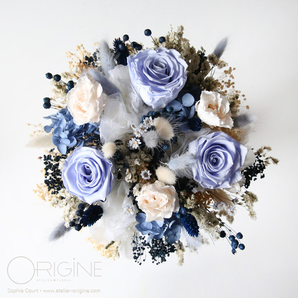 bouquet-de-mariée-bleu-et-blanc-rose-stabilisée-bleu-origie-atelier-floral2