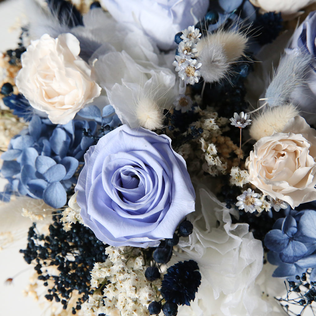 bouquet-de-mariée-bleu-et-blanc-rose-stabilisée-bleu-origie-atelier-floral2