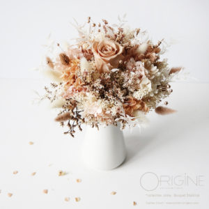 bouquet-de-mariée-jaline-fleurs-stabilisées-séchées-nude-beige-blanc-mariage-origine-atelier-floral