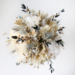 bouquet-de-mariée-fleurs-séchées-stabilisées-bleu-gris-et-blanc-origine-atelier-floral