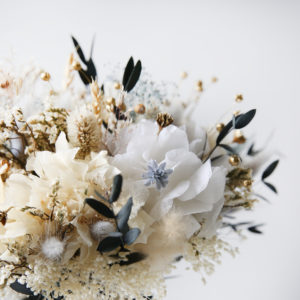 bouquet-de-mariée-fleurs-séchées-stabilisées-bleu-gris-et-blanc-origine-atelier-floral