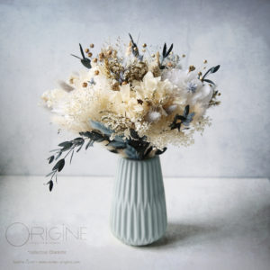 bouquet-de-mariée-fleurs-séchées-stabilisées-bleu-gris-et-blanc-origine-atelier-floral