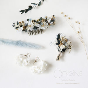 peigne-boutonnière-boucles-d'oreilles-fleurs-séchées-stabilisées-bleu-gris-et-blanc-origine-atelier-floral