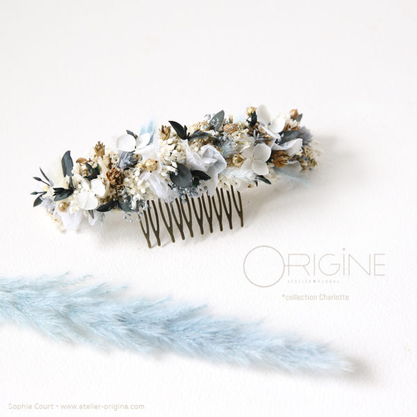 peigne-boutonnière-boucles-d'oreilles-fleurs-séchées-stabilisées-bleu-gris-et-blanc-origine-atelier-floral