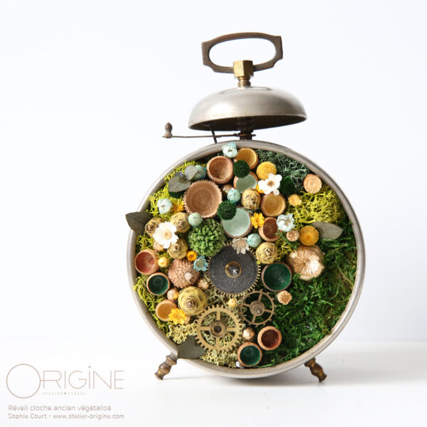 reveil-ancien-végétalisé-tableau-végétal-vegetaux-stabilisés-vintage-horlogue-cloche-origine-atelier-floral