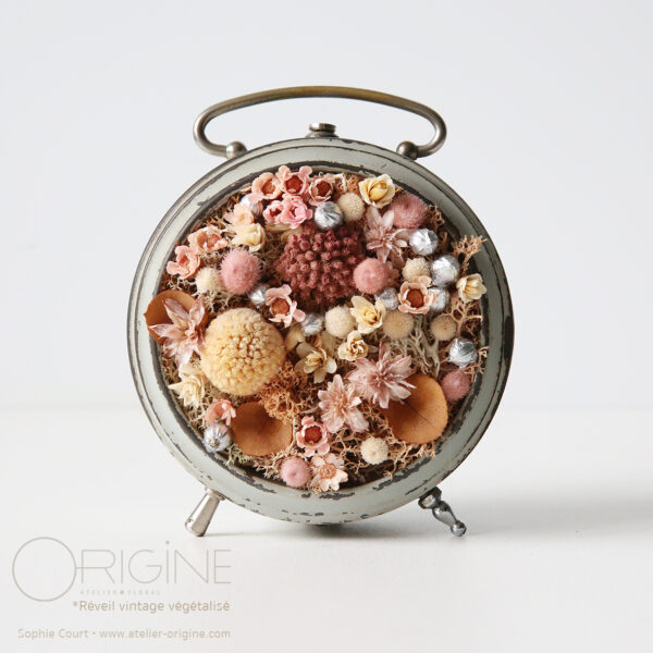 reveil-vintage-végétalisé-fleurs-séchées-vegetaux-stabilisés-mousse-lichen-origine-atelier-floral