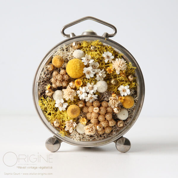 reveil-vintage-végétalisé-fleurs-séchées-vegetaux-stabilisés-mousse-lichen-origine-atelier-floral