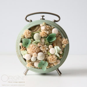 reveil-vintage-végétalisé-fleurs-séchées-vegetaux-stabilisés-mousse-lichen-origine-atelier-floral