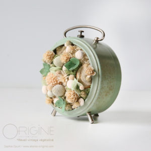 reveil-vintage-végétalisé-fleurs-séchées-vegetaux-stabilisés-mousse-lichen-origine-atelier-floral