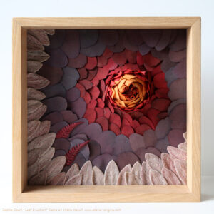 tableau-végétal-feuilles-stabilisées-eruption-origine-atelier-floral-imitation-interdite-cadre-rond-en-chêne-massif-sophie-courtA