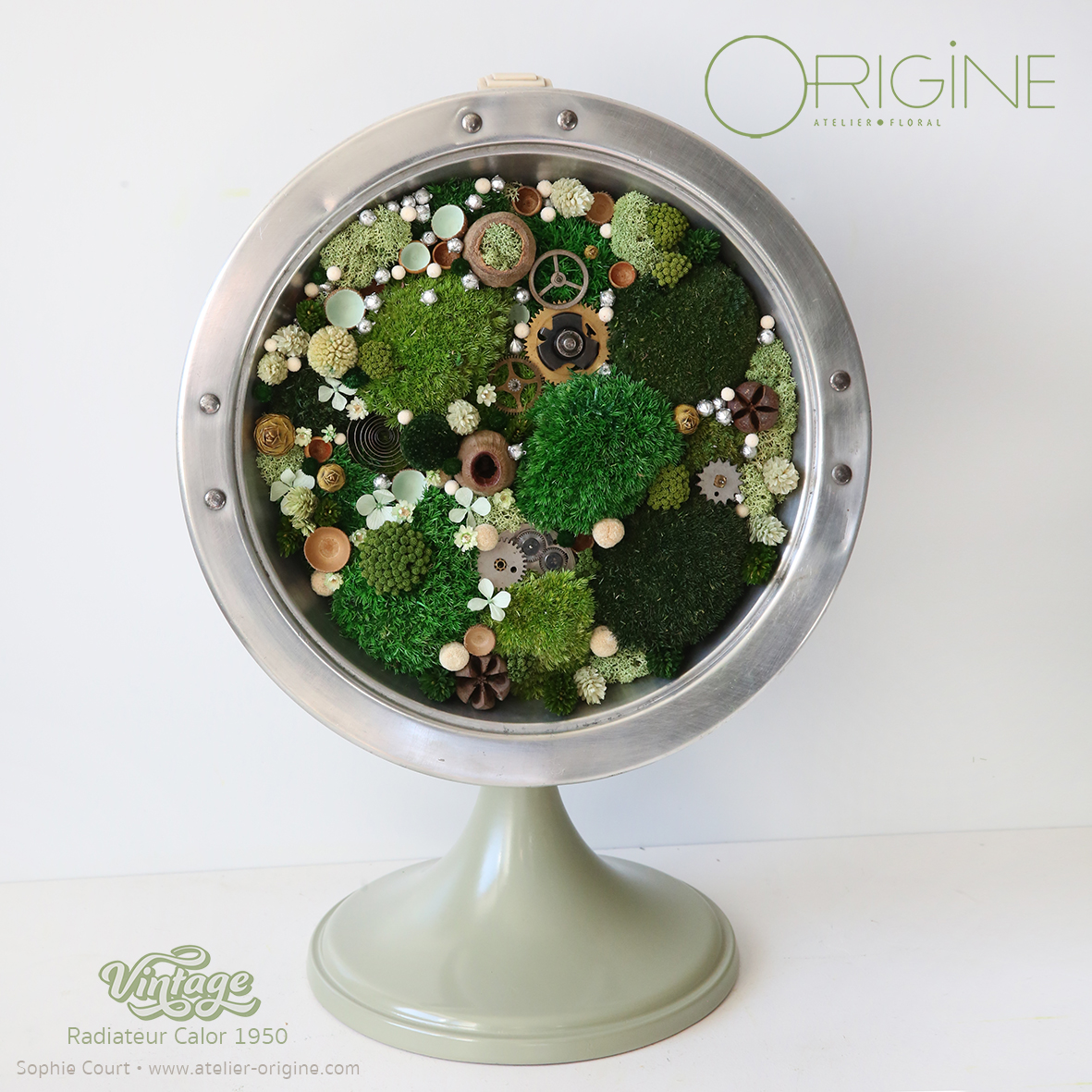 tableau-végétal-sur-pied-radiateur-vintage-calor-detournement-d'objet-foret-vue-du-ciel-chronos-origine-ateier-floral-sophie-court