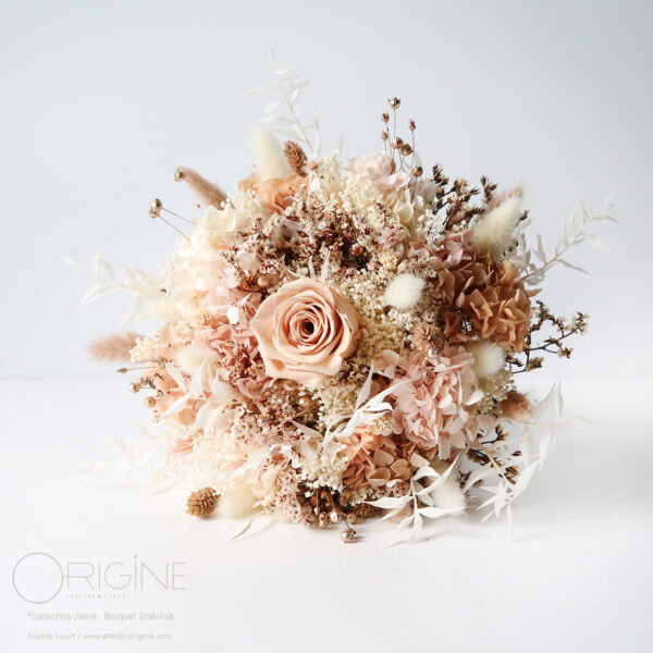 bouquet-de-mariée-jaline-fleurs-stabilisées-séchées-nude-beige-blanc-mariage-origine-atelier-floral