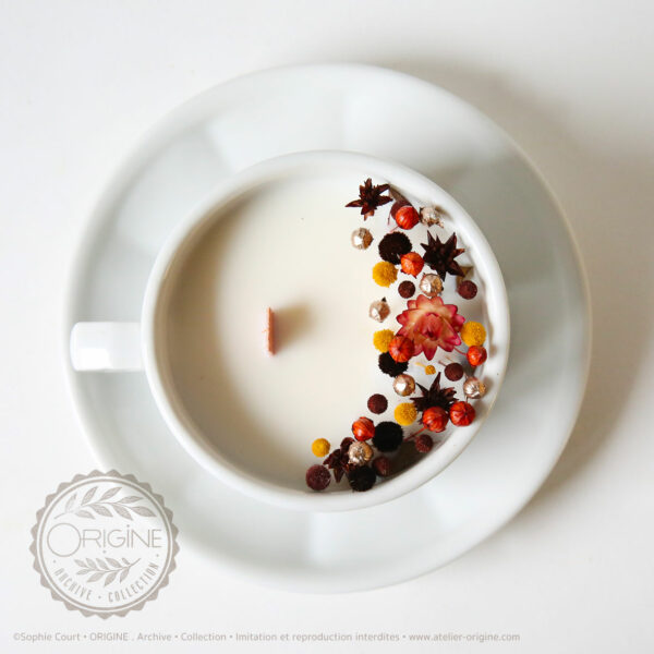 bougie-fleurie-tasse-vintage-origine-atelier-floral-archive-collection-automne-hiver-2025-sophie-court 2